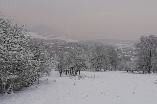 V meste Veľký Šariš na východe Slovenska sú haldy snehu.
