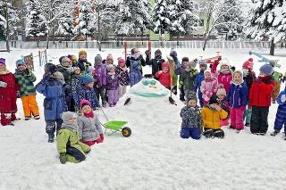 Snehuliak stojí na školskom dvore MŠ vo Veľkom Šariši.