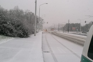 Bratislavské cesty zasypal sneh.