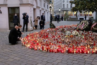 Miesto tragédie pripomínajú stovky sviečok a vence od vládnych činiteľov.
