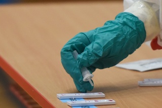 Príprava antigénového testu počas testovania na COVID-19 v Trnave.