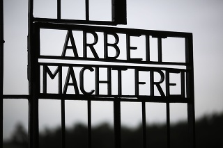 Brána bývalého nacistického tábora smrti Sachsenhausen s nápisom 