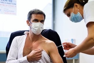 Francúzsky minister zdravotníctva Olivier Véran sa dal zaočkovať vakcínou AstraZeneca.