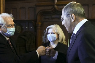 Sergej Lavrov a Josep Borrell počas stretnutia v Moskve v piatok 5. februára.