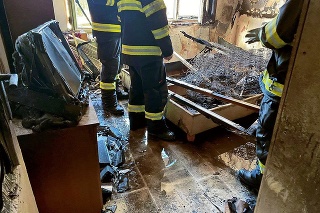 Takto byt, v ktorom žila mladá rodinka, zničili plamene. 