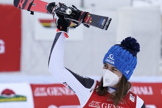 Slovenská lyžiarka Petra Vlhová sa teší z druhého miesta v super-G Svetového pohára alpských lyžiarok v nemeckom Garmisch-Partenkirchene.