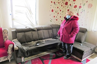 Starostka Durčáková vo svojej zdemolovanej obývačke hovorí o šťastí, že prežili.