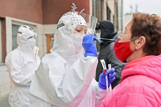 V stredu sa v Česku začalo bezplatné testovanie. V prvý deň si antigénový test nechalo urobiť 15 500 ľudí.