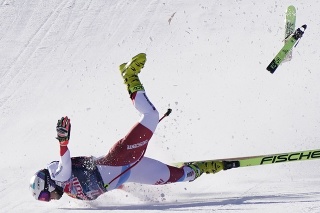 Na snímke švajčiarsky lyžiar Urs Kryenbühl padá v cieli v zjazde mužov Svetového pohára.