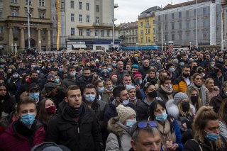 Tisíce ľudí sa v stredu zhromaždili v centre chorvátskeho hlavného mesta Záhreb.