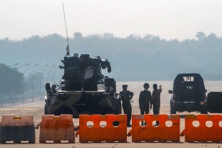 Príslušníci mjanmarskej armády pri obrnenom vozidle hliadkujú na kontrolnom stanovišti v Rangúne 2. februára 2021.