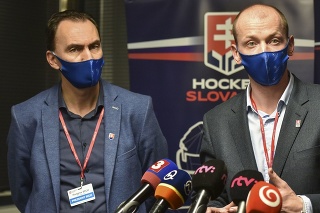 Na snímke zľava prezident Slovenského zväzu ľadového hokeja (SZĽH) Miroslav Šatan a výkonný riaditeľ SZĽH Peter Kruľ počas tlačového brífingu SZĽH po skončení kongresu v Bratislave vo štvrtok 26. novembra 2020.