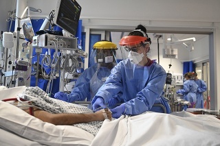 Zdravotníci sa starajú o pacienta s COVID-19 v nemocnici v Cambridge.