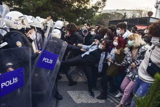 Študenti zákaz porušili a začali protestovať pred sídlom rektora.