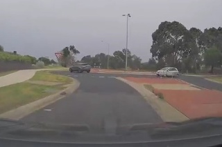 Pri záberoch z kruhového objazdu budete híkať: Za jazdy vyletel z auta pes