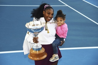 merická tenistka Serena Williamsová pózuje s trofejou spolu s dcérou Alexis Olympiou po zisku titulu v ženskej dvojhre na turnaji WTA v Aucklande 12. januára 2020.
