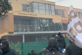 Protestujúci dav pred tréningovým centrom Marseille. 