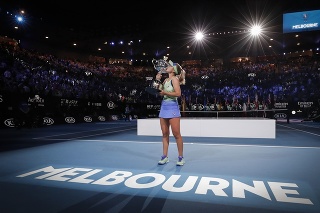 Na archívnej snímke z1. februára 2020 americká tenistka Sofia Keninová pózuje s trofejou po víťazstve nad Španielkou Garbine Muguruzovou vo finále ženskej dvojhry.