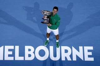 Na archívnej snímke z 3. februára 2020 sbrský tenista Novak Djokovič drží trofej po triumfe nad Rakúšanom Dominicom Thiemom vo finále mužskej dvojhry