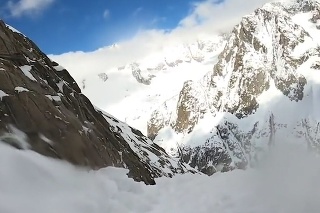 Desivý pohľad z lyžiarovej kamery: Pád do hlbokej rokliny, muž myslel na najhoršie