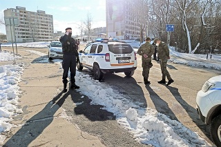 Hlavný vjazd na sídlisko Luník IX pri autobusovej zastávke obsadili mestskí policajti, pri kontrolách im asistujú aj vojaci.