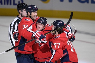 Slovenský hokejista Zdeno Chára zaznamenal prvý kanadský bod po prestupe do Washingtonu Capitals. 