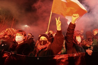 Ľudia v Poľsku protestujú proti interrupčnému zákonu.