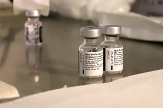 Vakcína Pfizer-BioNTech počas očkovania proti ochoreniu COVID-19  v Rooseveltovej nemocnici v Banskej Bystrici.