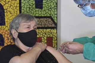 Pilotné očkovanie klientov Domova sociálnych služieb (DSS) v Barci v Košiciach