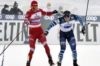  Ruský bežec na lyžiach Alexander Boľšunov (vzadu) a fínsky bežec na lyžiach Joni Mäki v kolízii pred cieľom pretekov štafiet.