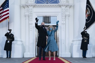 Joe Biden a jeho manželka Jill pred vstupom do Bieleho domu. 
