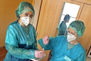 Andrea (vpravo) pri testovaní pacienta.