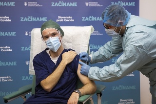 Zdravotník počas očkovania proti ochoreniu COVID-19 v Univerzitnej nemocnici Bratislava