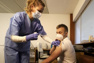 Primár pneumológie a ftizeológie Michal Urda počas očkovania proti ochoreniu COVID-19 v Rooseveltovej nemocnici v Banskej Bystrici.