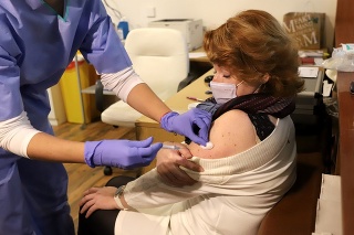 Riaditeľka nemocnice Miriam Lapuníková počas očkovania proti ochoreniu COVID-19 v Rooseveltovej nemocnici v Banskej Bystrici.