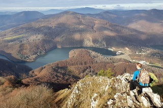 Turista pri výhľade z vrcholu Sivec.