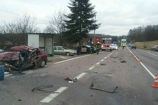 Pri nehode došlo k zrážke dvoch osobných vozidiel a kamióna.