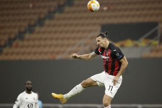 Hráč AC Miláno Zlatan Ibrahimovič vyskakuje v zápase s Lille za loptou.