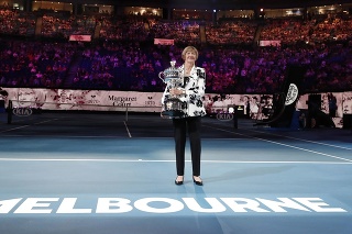 Legendárna austrálska tenistka Margaret Courtová drží pohár Daphne Akhurstovej pri príležitosti 50. výročia zisku kalendárneho Grand Slamu na grandslamovom turnaji v Melbourne 27. januára 2020.