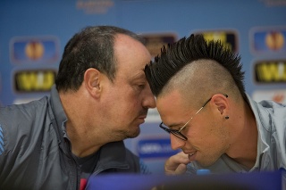 Na snímke tréner Rafael Benitez a Marek Hamšík z čias pôsobenia v SSC Neapol.