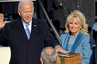 Prísahu na Bibliu v rukách manželky zložil prezident na poludnie amerického času.