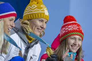 V strede zlatá Anastasia Kuzminová, vpravo Bieloruska Darja Domračevová.