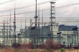 Na snímke z 10. novembra 2000 celkový pohľad na sarkofág a komín nad 4. reaktorom ukrajinskej jadrovej elektrárne v Černobyli.