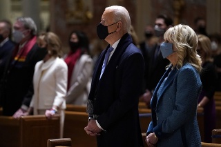 Novozvolený prezident Joe Biden s manželkou Jill na omši v Katedrále svätého Matúša apoštola v hlavnom meste Washington