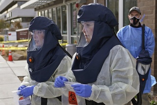 Zdravotníčky sa pripravujú na odoberanie vzoriek na COVID-19 v americkom Salt Lake City.
