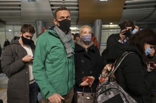 Alexej Navaľnyj a jeho manželka Yulia na letisku. 