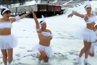 Z týchto záberov vás poriadne zamrazí: Otužilým Rusom ani treskúca zima nezabráni v zábave