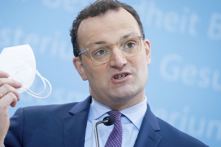 Nemecký minister zdravotníctva Jens Spahn s respirátorom typu FFP2 