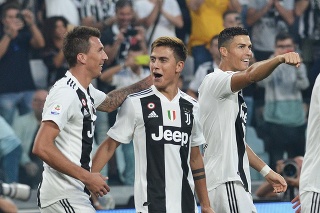 Futbalisti Juventusu Turín zľava Mario Mandžukič, Paulo Dybala a Cristiano Ronaldo