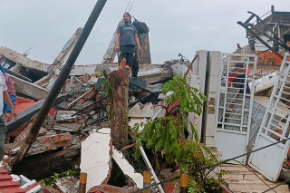 Obyvatelia prezerajú svoje zničené domy po zemetrasení v meste Mamuju, na ostrove v Západnom Sulawesi v Indonézii 15. januára 2021.